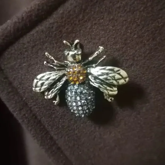 Amber Gold Bee Brooch with Amber and Smoke Crystals - Picture 4 of 6